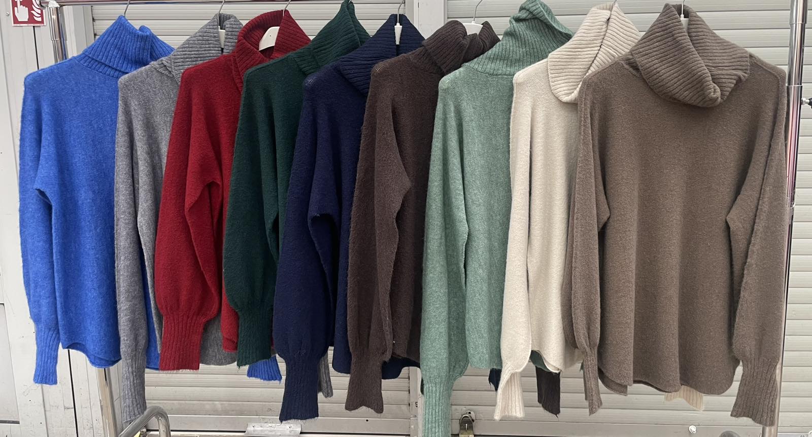 Swetry Damskie WŁOSKA , Size uni, paczka 6szt ,mix kolor