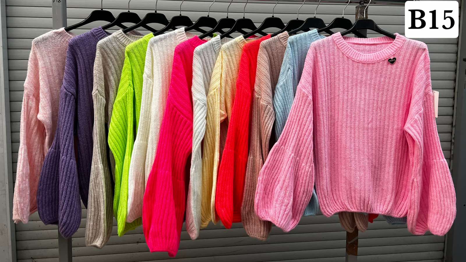 Swetry  Damskie  WŁOSKA  , Size uni, paczka 6szt ,mix kolor