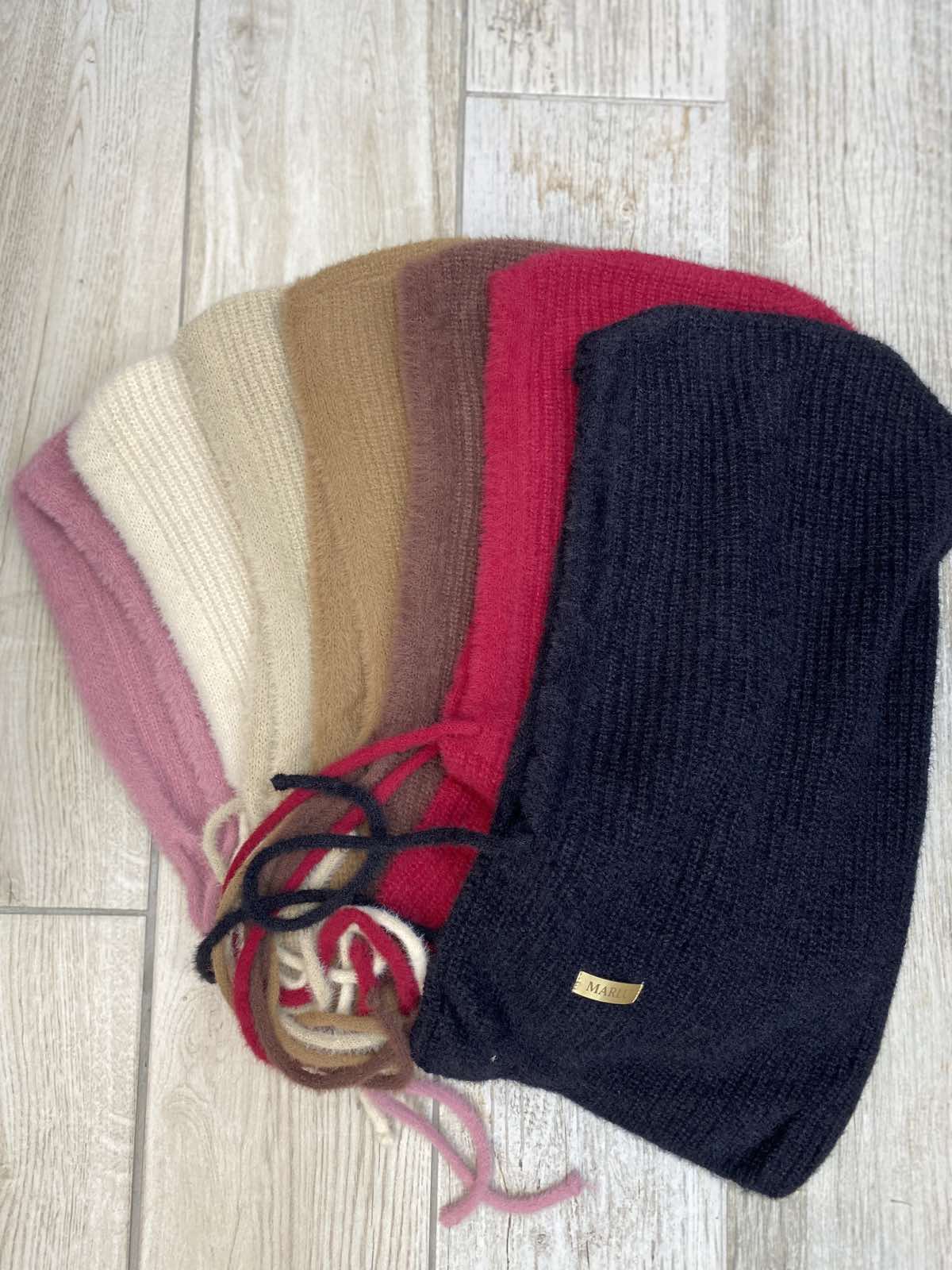 Czapki damskie, paczka 12szt,mix kolor