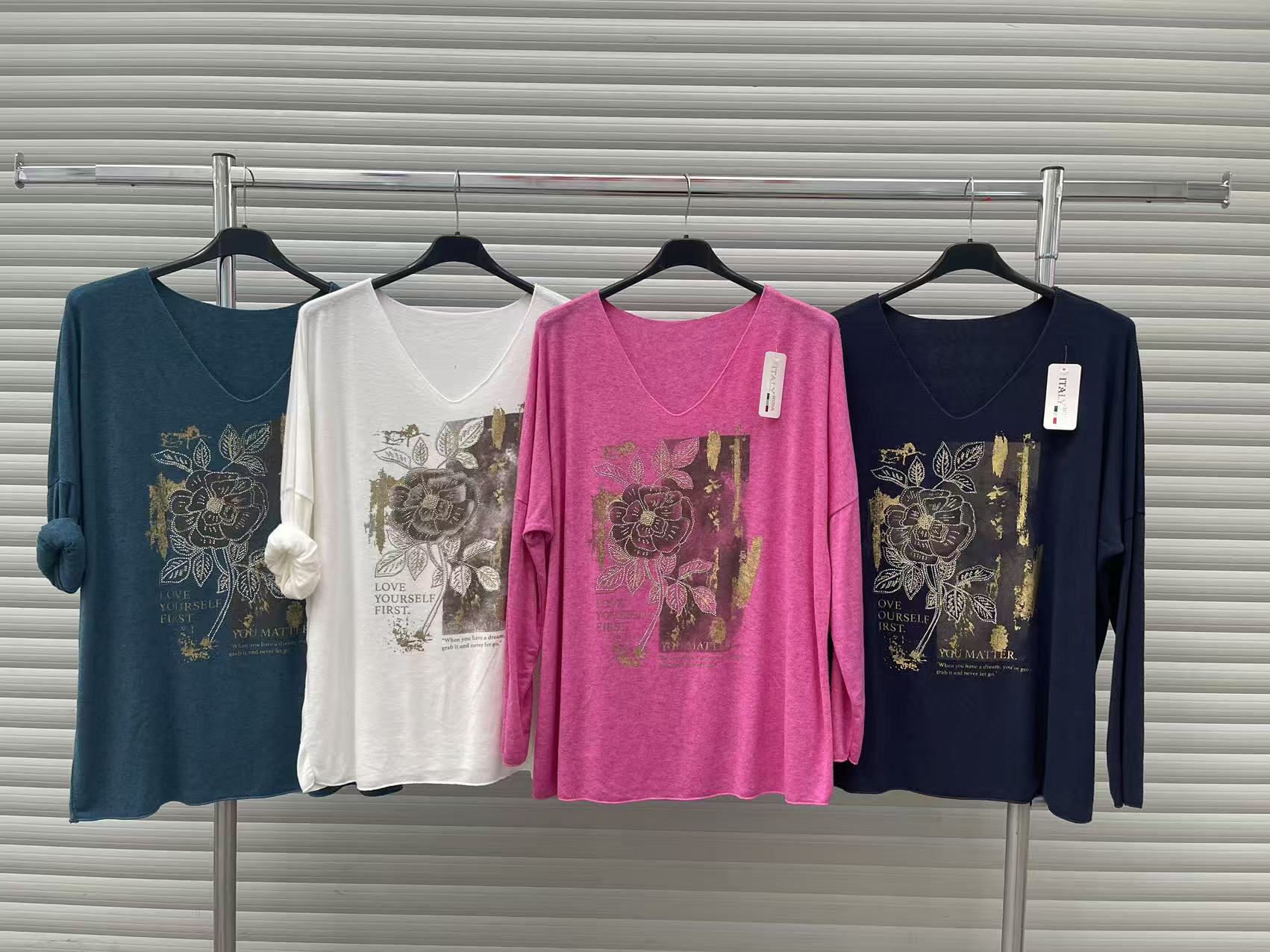 Swetry  Damskie  WŁOSKA  , Size uni, paczka 6szt ,mix kolor