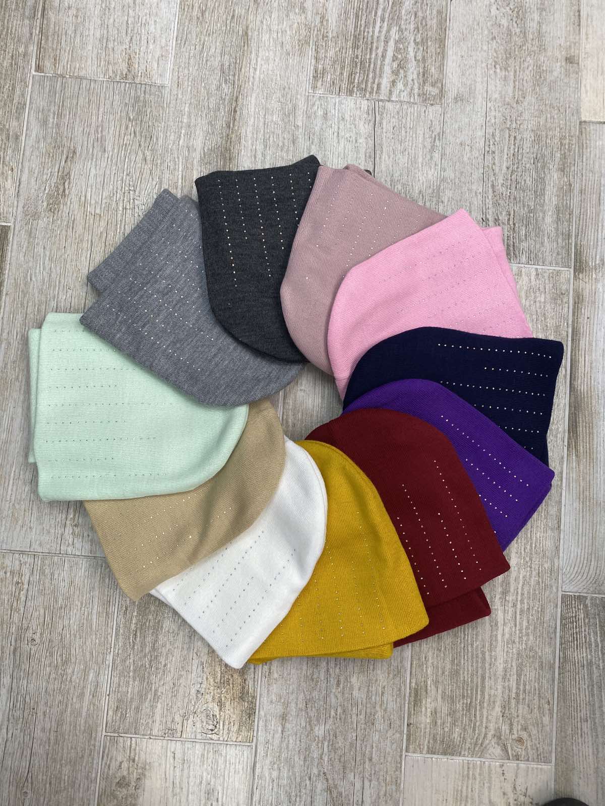 komplet Czapki  damskie, paczka 12szt,mix kolor