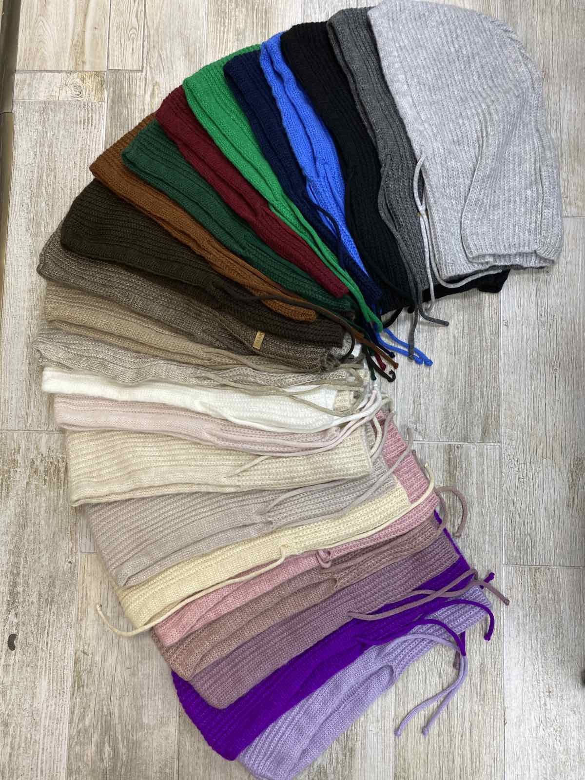 Czapki damskie, paczka 12szt,mix kolor