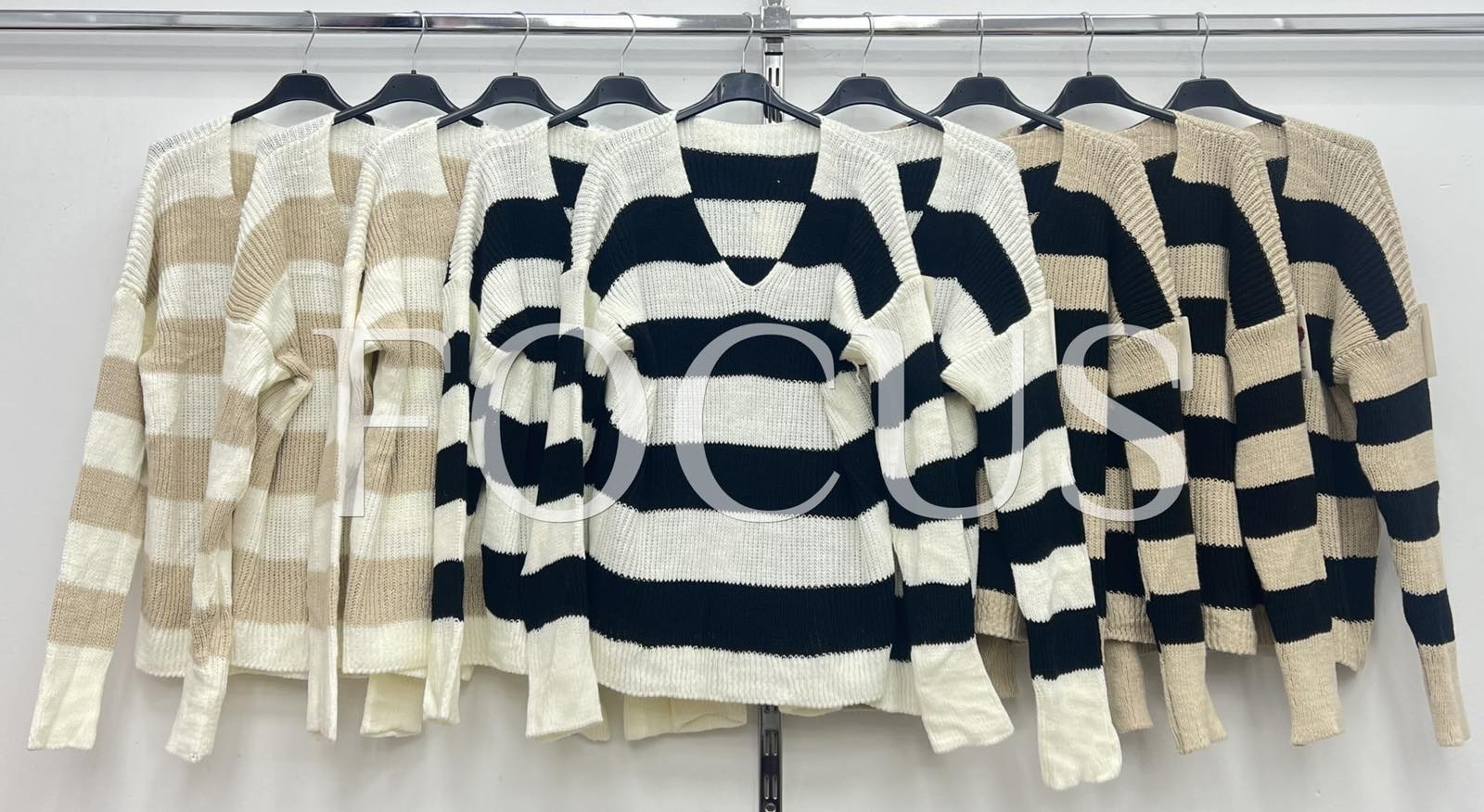 Swetry Damskie Włoskie , Size uni, paczka 6szt ,mix kolor